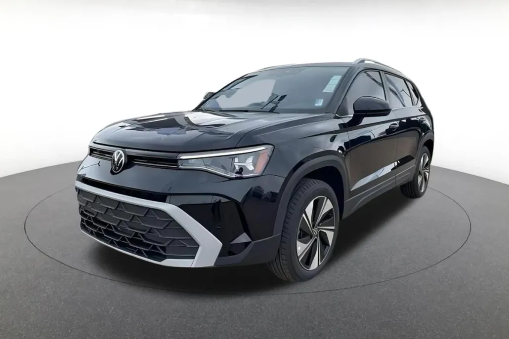 2025 Volkswagen Taos SE photo 1