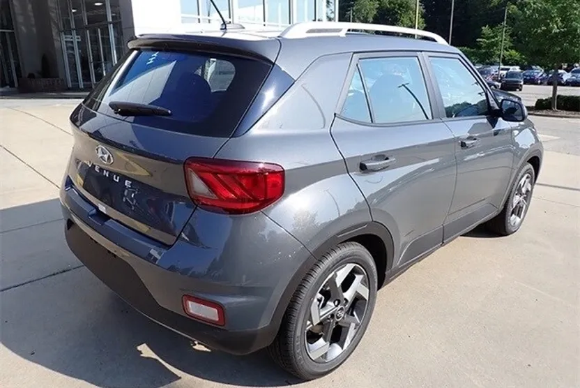 2025 Hyundai Venue SEL photo 1