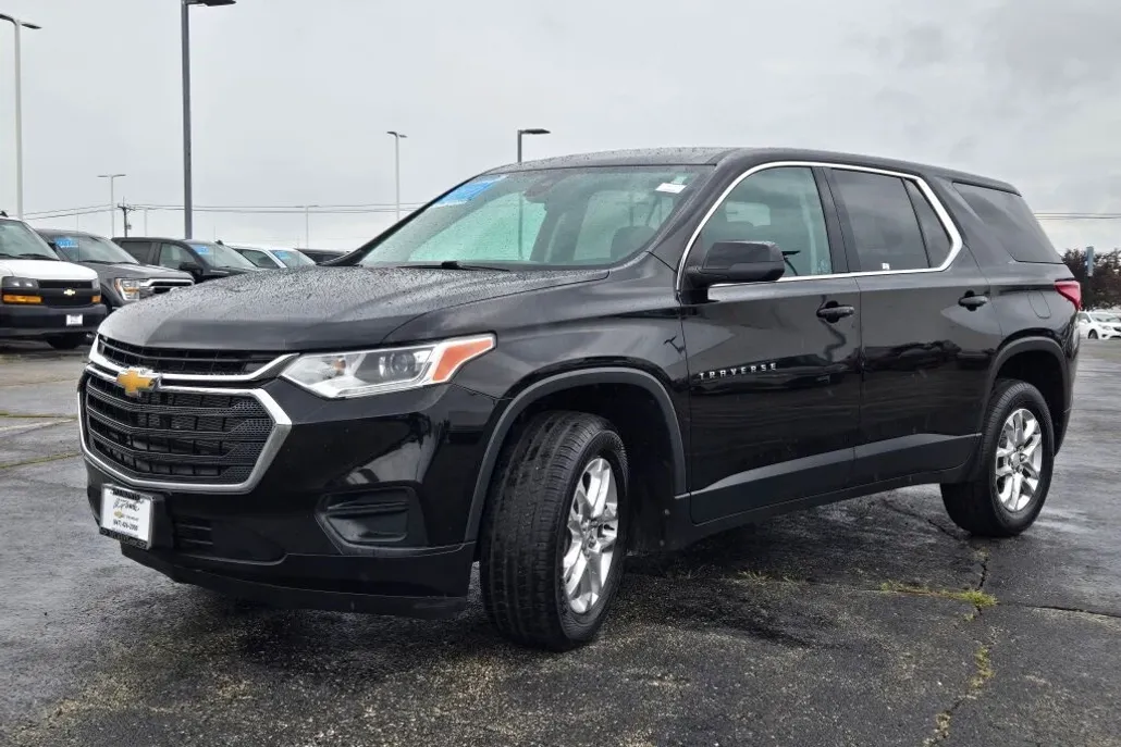 2021 Chevrolet Traverse LS photo 1