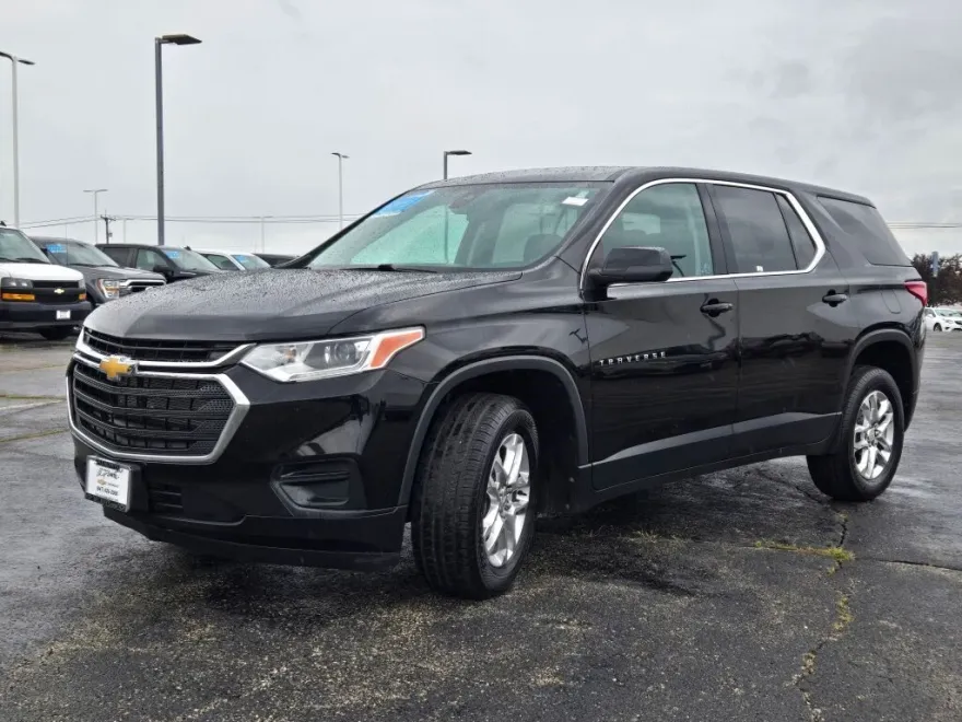 2021 Chevrolet Traverse LS photo 1