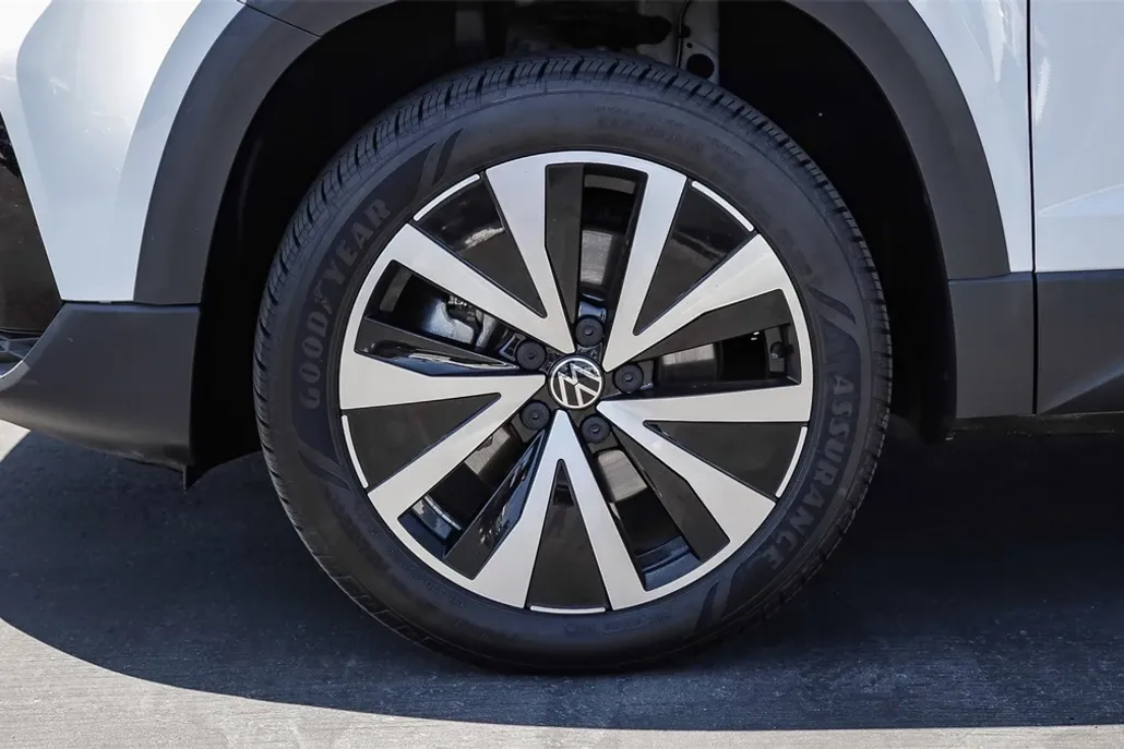 2022 Volkswagen Taos SE photo 1