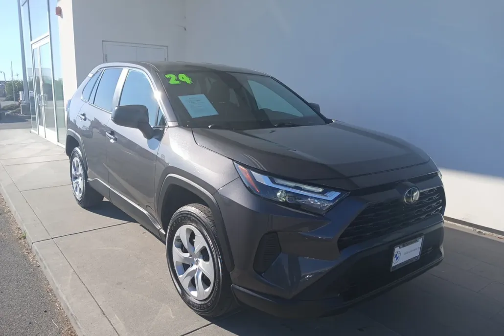 2024 Toyota RAV4 LE photo 1