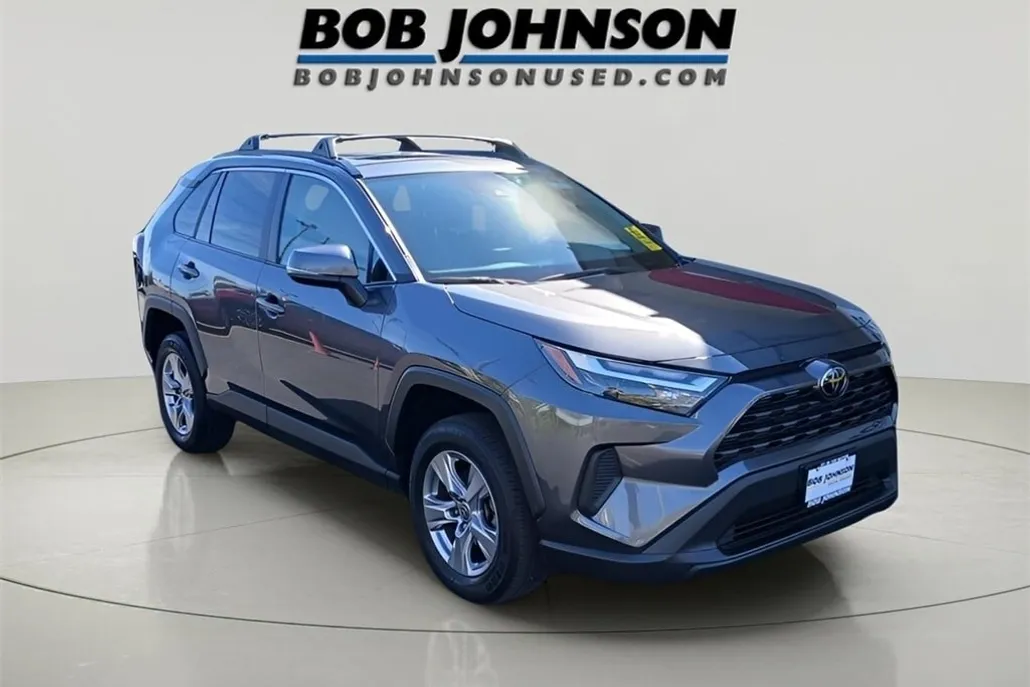 2022 Toyota RAV4 XLE photo 1