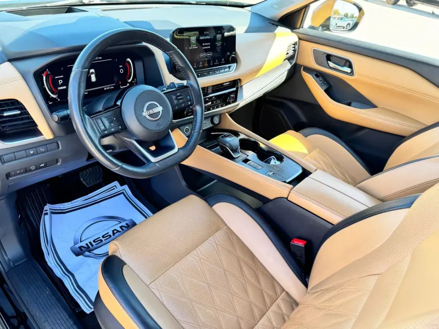 2023 Nissan Rogue Platinum photo 1