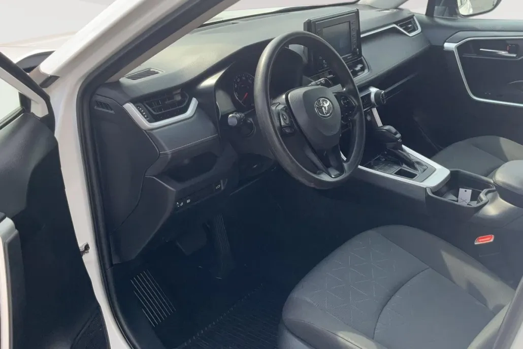 2021 Toyota RAV4 XLE photo 1