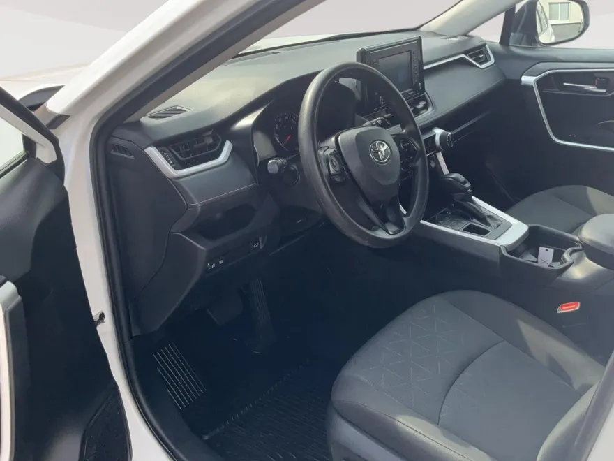2021 Toyota RAV4 XLE photo 1