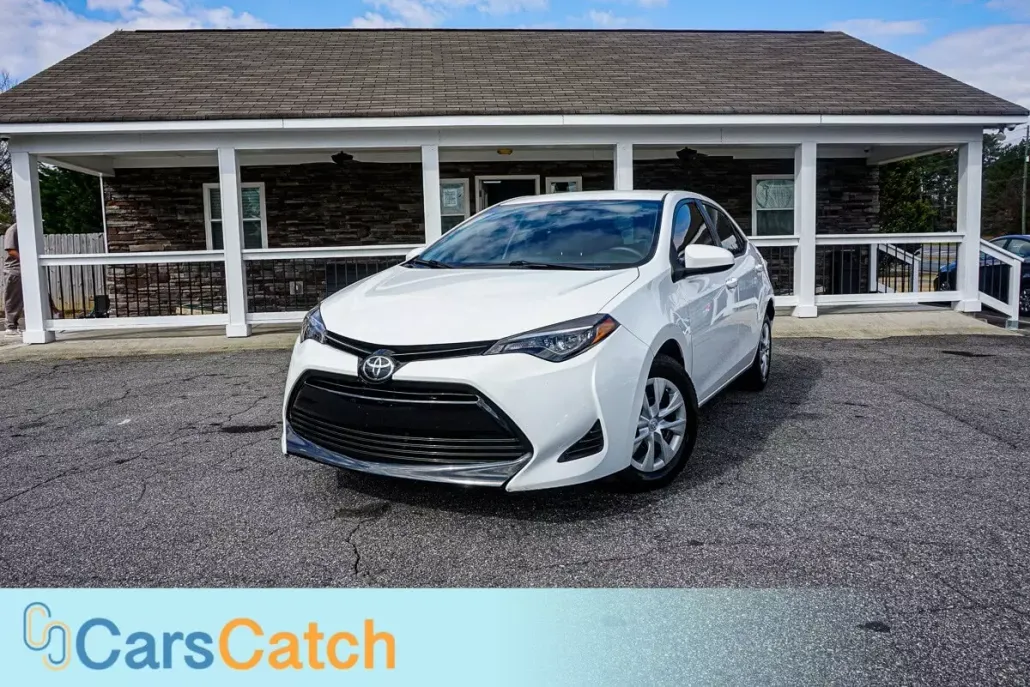 2019 Toyota Corolla LE photo 1
