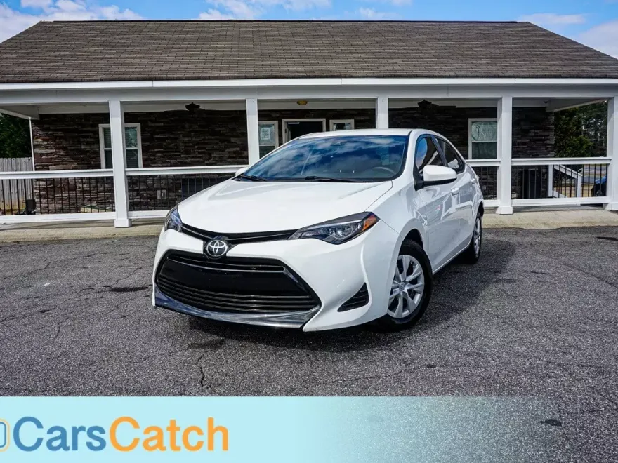 2019 Toyota Corolla LE photo 1