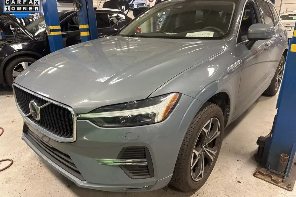 2022 Volvo XC60 B5 Momentum photo 1