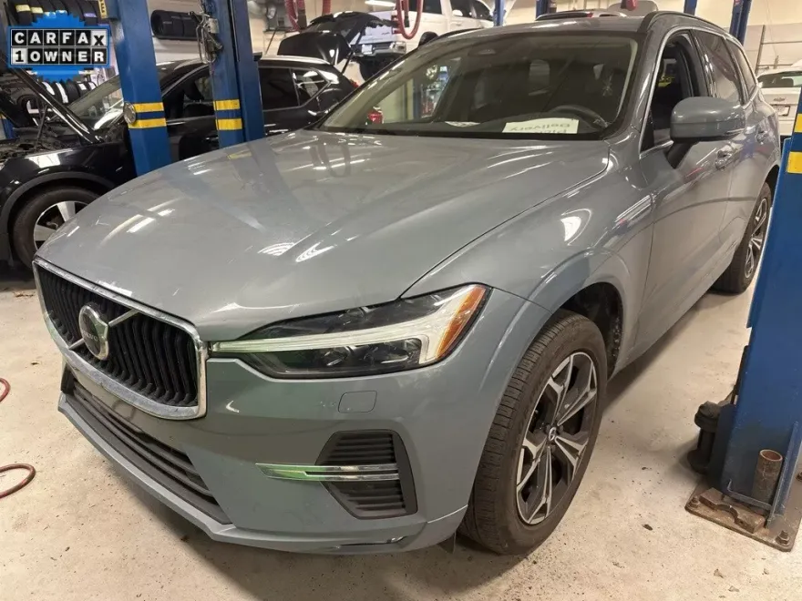 2022 Volvo XC60 B5 Momentum photo 1