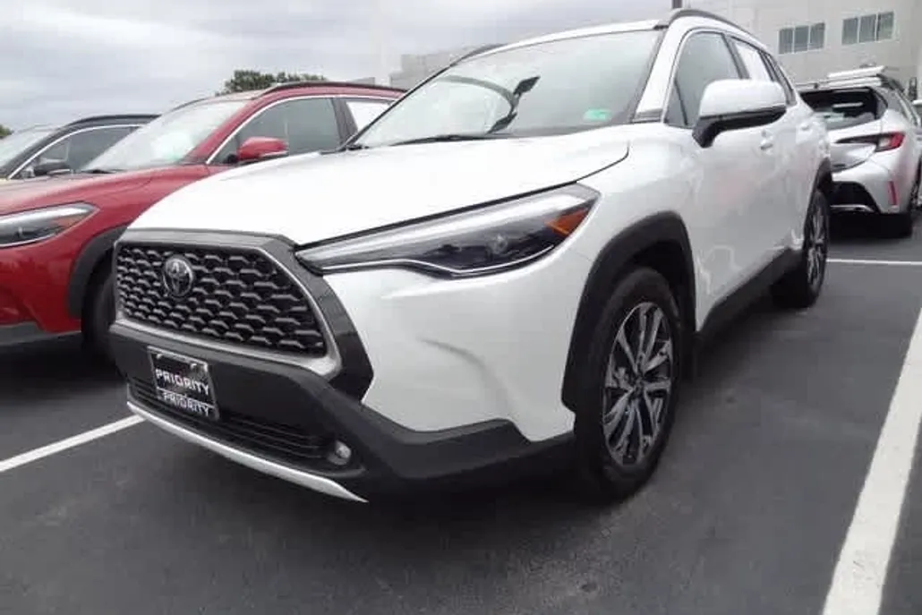 2024 Toyota Corolla Cross XLE photo 1