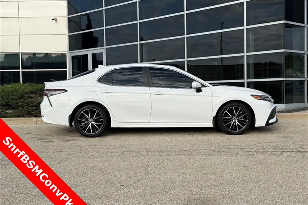 2022 Toyota Camry SE photo 1