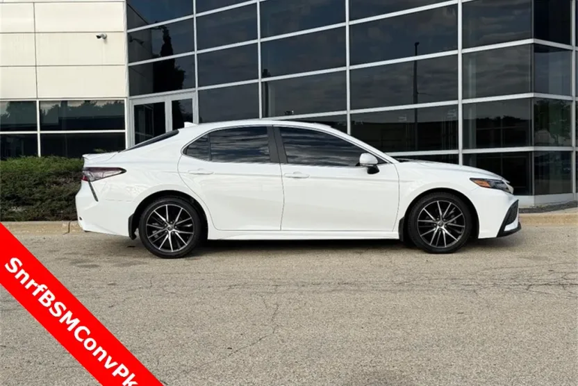2022 Toyota Camry SE photo 1