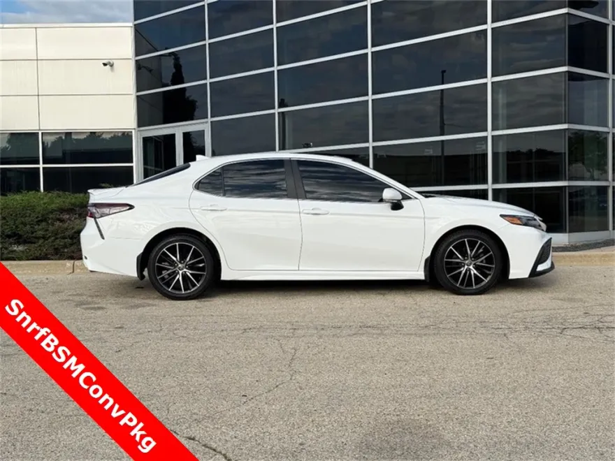 2022 Toyota Camry SE photo 1