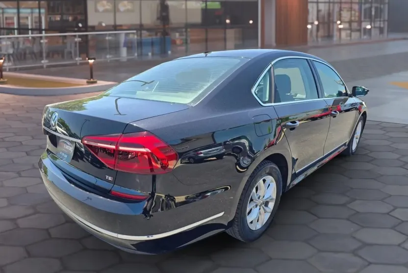 2017 Volkswagen Passat S photo 1