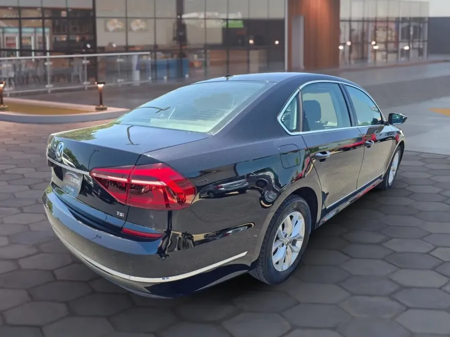 2017 Volkswagen Passat S photo 1