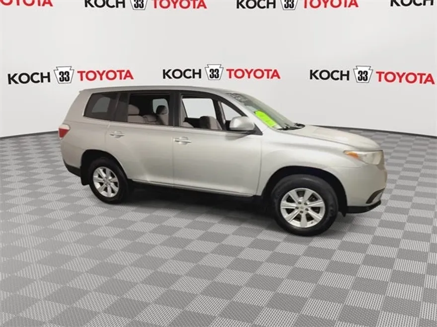 2013 Toyota Highlander Base photo 1