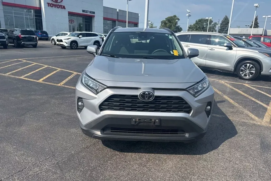 2021 Toyota RAV4 XLE photo 1