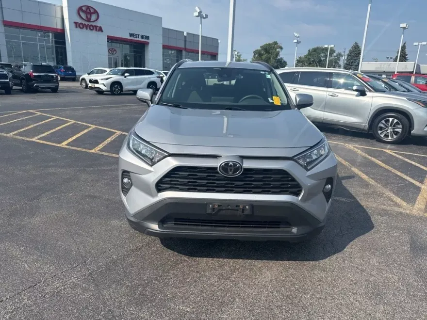 2021 Toyota RAV4 XLE photo 1