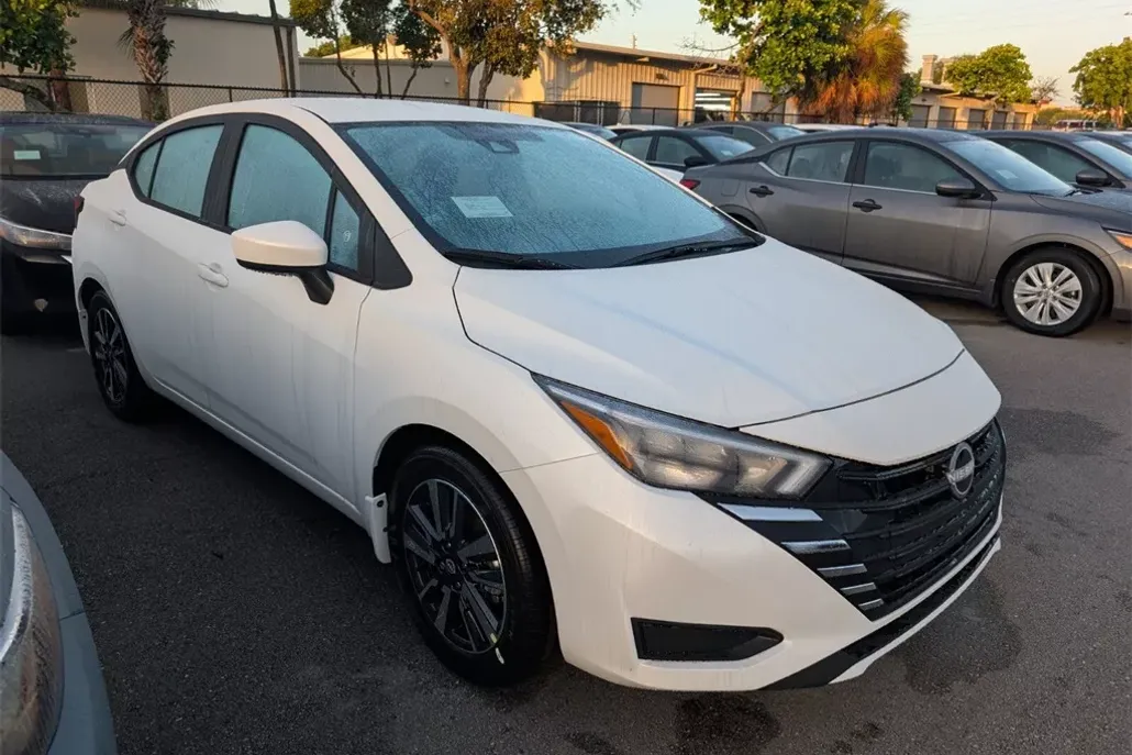 2025 Nissan Versa 1.6 SV photo 1