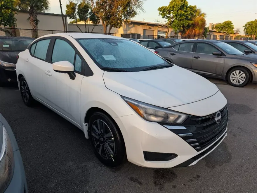 2025 Nissan Versa 1.6 SV photo 1