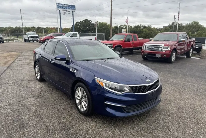 2017 Kia Optima LX photo 1
