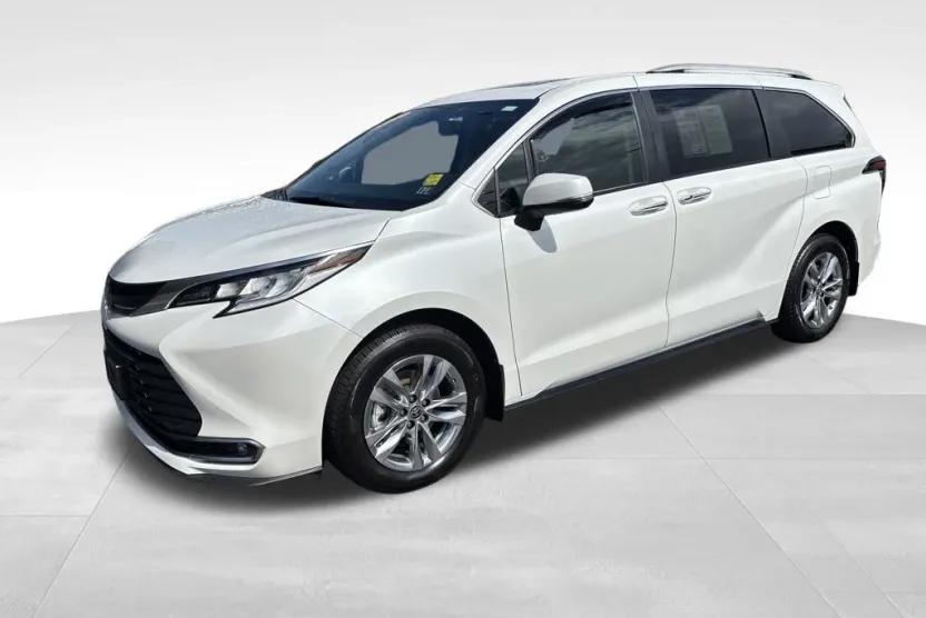 2022 Toyota Sienna Limited photo 1