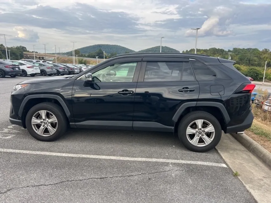 2019 Toyota RAV4 XLE photo 1