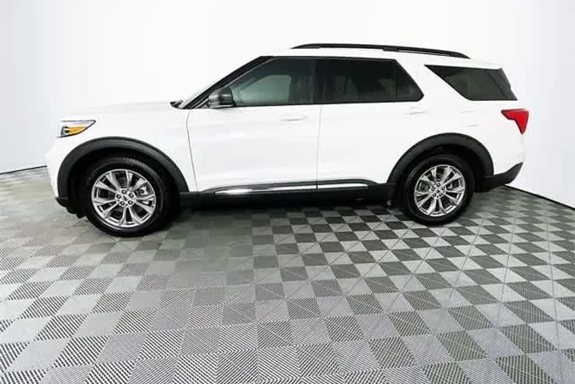 2024 Ford Explorer XLT photo 1