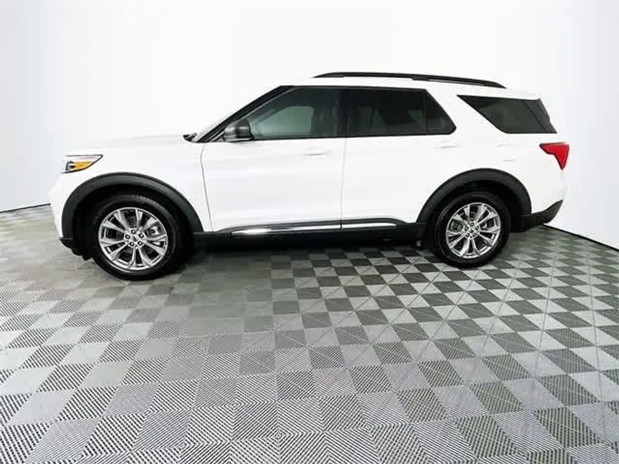 2024 Ford Explorer XLT photo 1