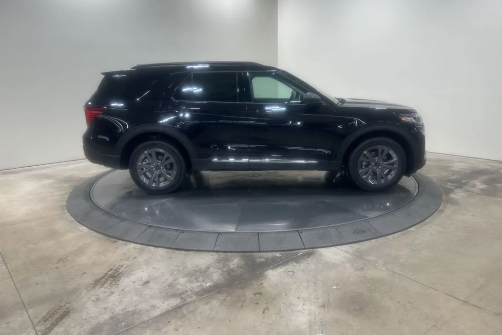 2025 Ford Explorer photo 1