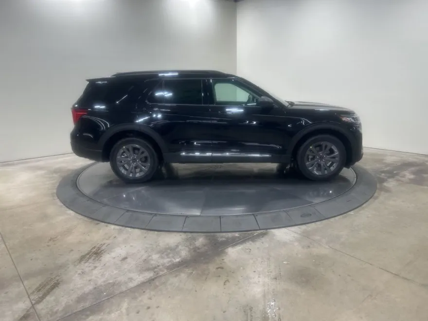 2025 Ford Explorer photo 1