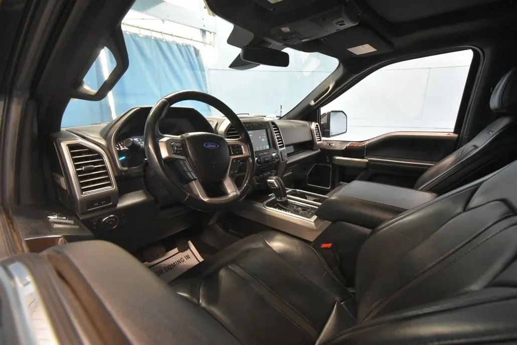 2017 Ford F-150 Platinum photo 1