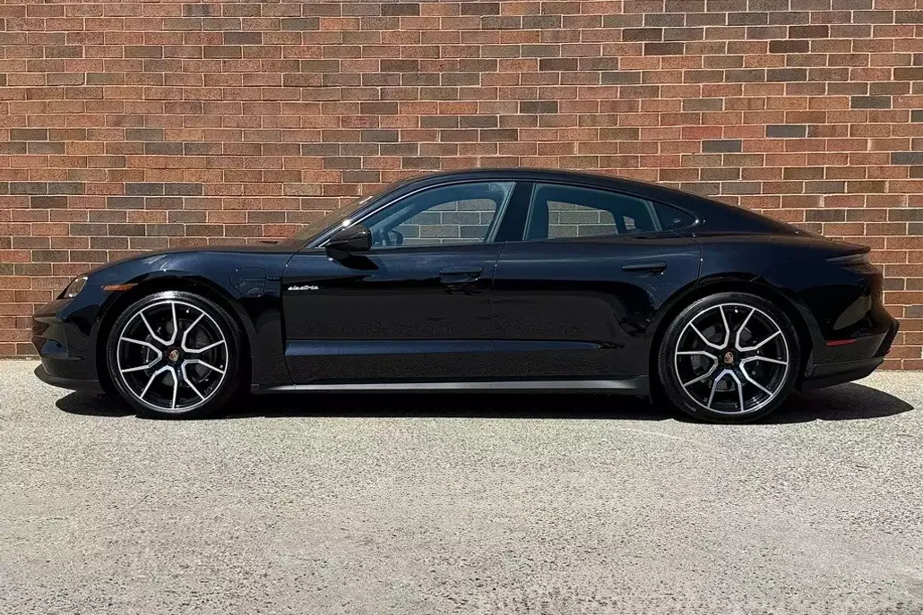 2025 Porsche Taycan photo 1