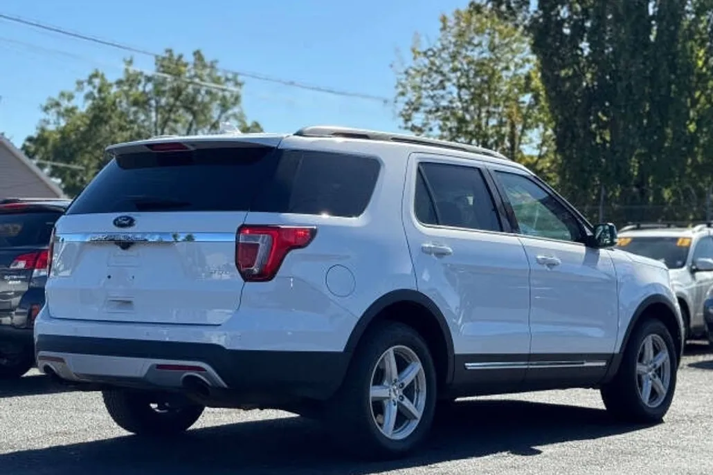 2017 Ford Explorer XLT photo 1
