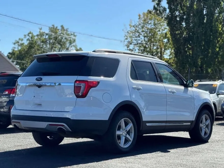 2017 Ford Explorer XLT photo 1