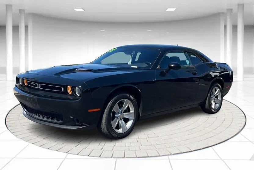 2022 Dodge Challenger SXT photo 1