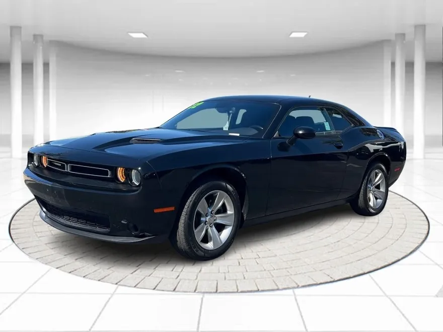 2022 Dodge Challenger SXT photo 1
