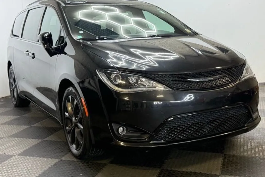 2019 Chrysler Pacifica Limited photo 1