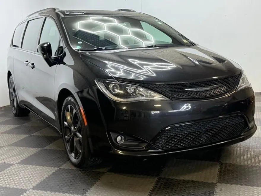 2019 Chrysler Pacifica Limited photo 1