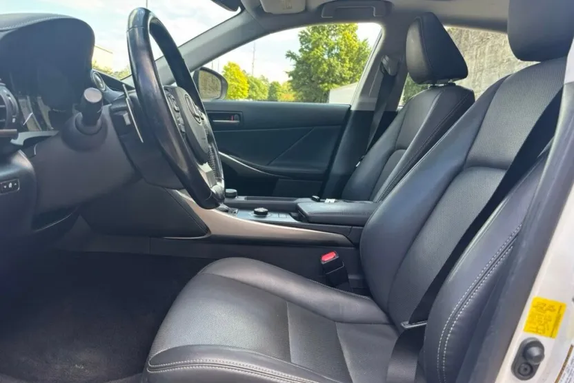 2017 Lexus IS 300 AWD photo 1