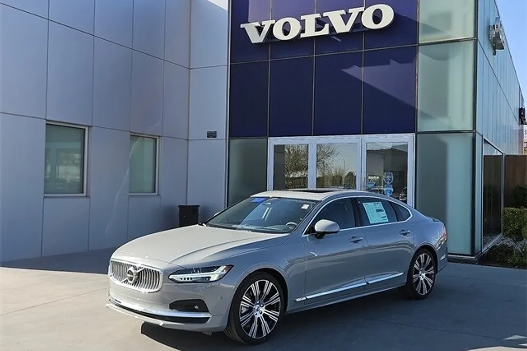 2025 Volvo S90 photo 1