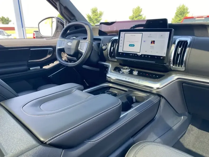 2025 Ford Expedition Platinum photo 1