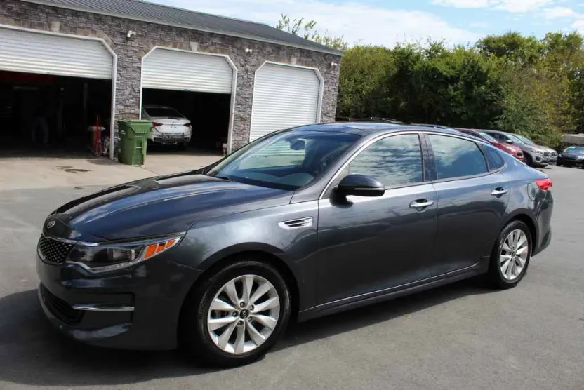 2018 Kia Optima EX photo 1