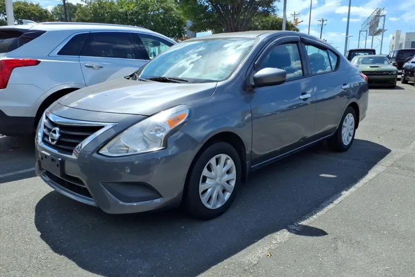 2016 Nissan Versa SV photo 1