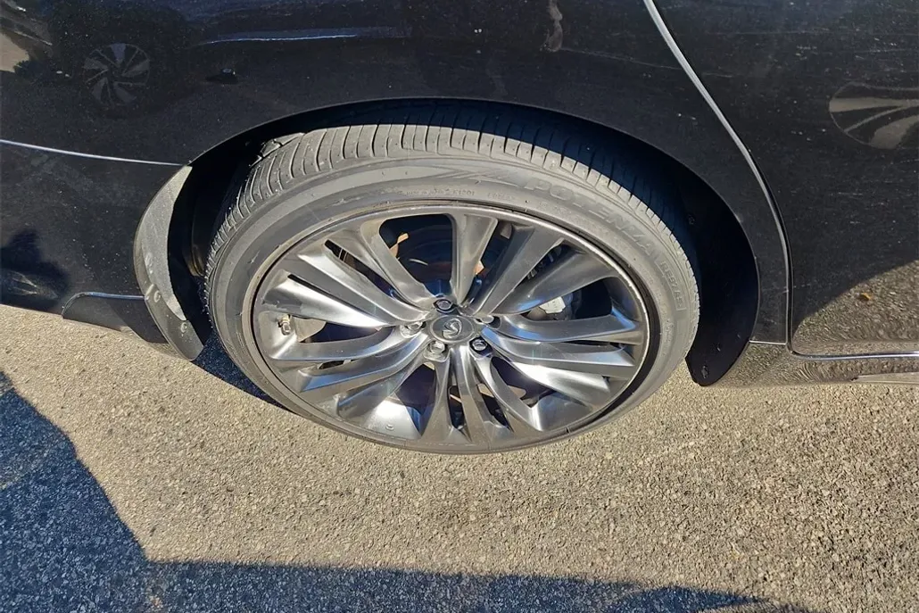 2017 Infiniti Q70L photo 1