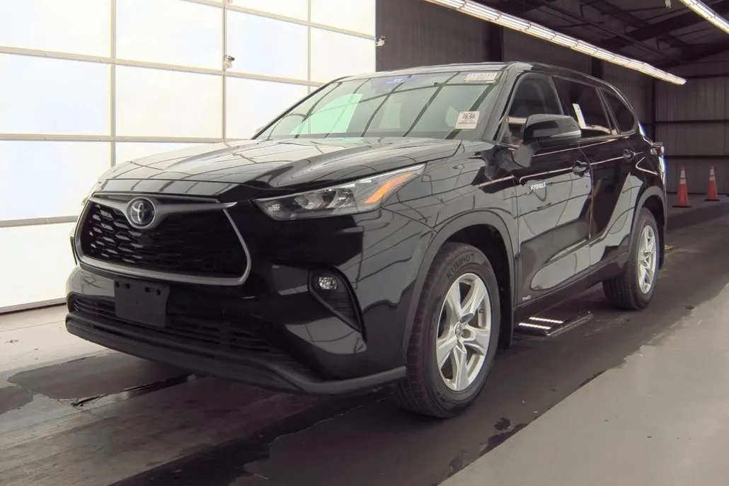 2020 Toyota Highlander Hybrid LE photo 1