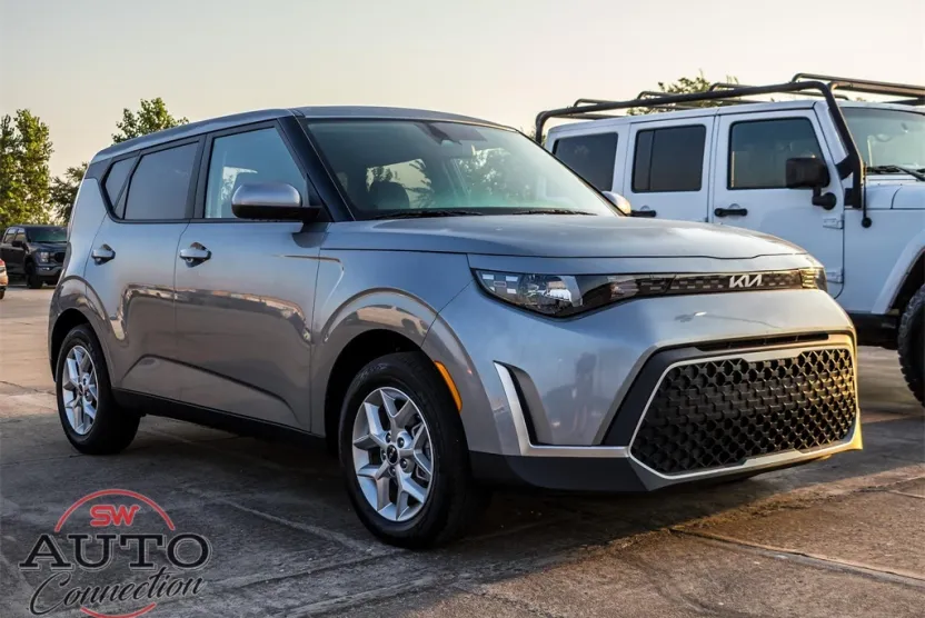 2025 Kia Soul LX photo 1