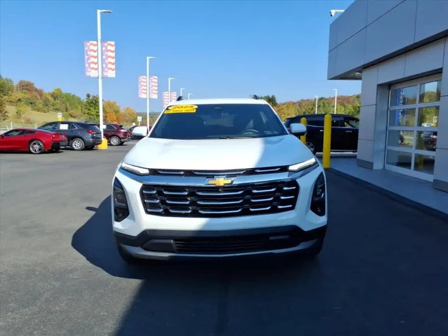2025 Chevrolet Equinox LT photo 1