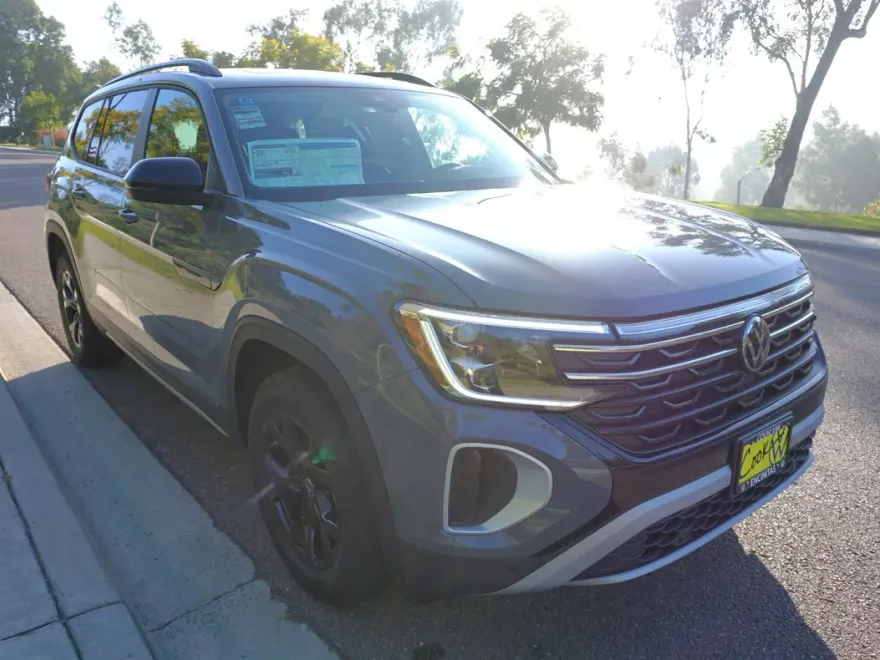 2025 Volkswagen Atlas Peak Edition photo 1